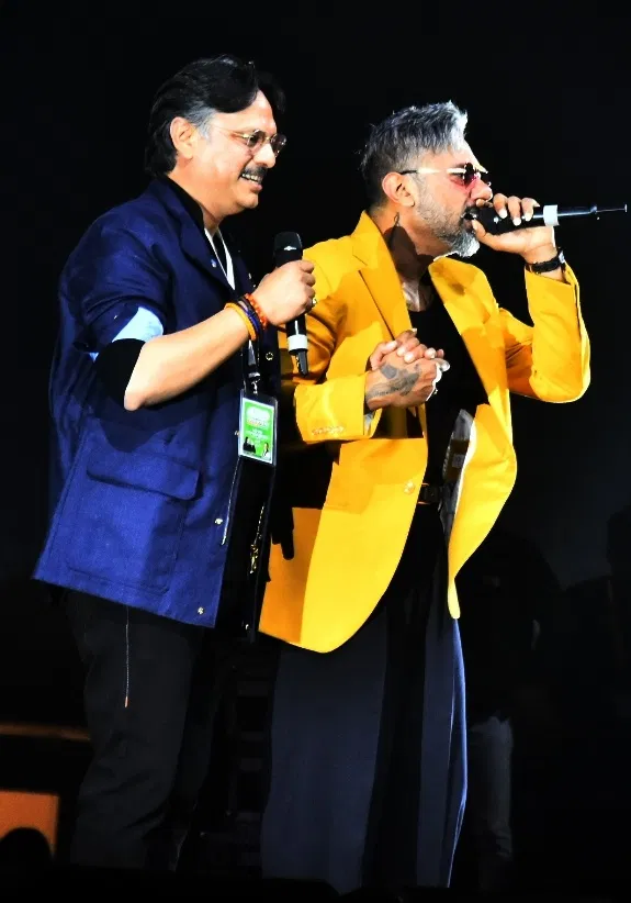 BJP विधायक राजेश्वर सिंह हनी सिंह के साथ डांस करते दिखे, लखनऊ वालों से कहा— नशे से दूर रहना