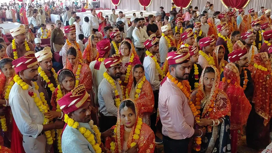 Jhansi News: झांसी सामूहिक विवाह में खुली अनियमितताओं की पोल — न फेरे, न सिंदूर, फिर भी हुई शादी!