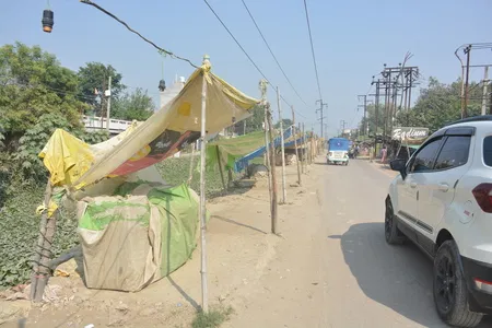 Lucknow Nagar Nigam: विजय नगर पुलिस चौकी के सामने सड़क पर अवैध कब्जे से लोग परेशान, प्रशासन मौन