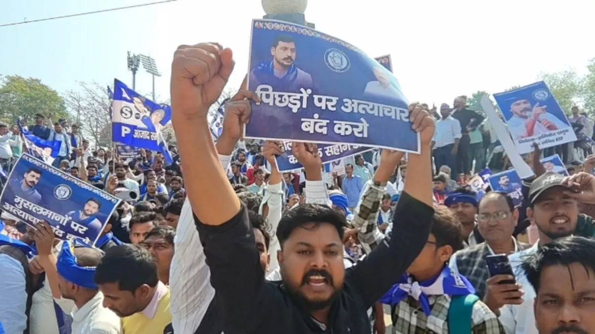 अंबेडकर की तस्वीर कूड़े में फेंकी? लखनऊ नगर निगम में फूटा बहुजन आक्रोश, महापौर की गाड़ी के सामने लेटे कार्यकर्ता