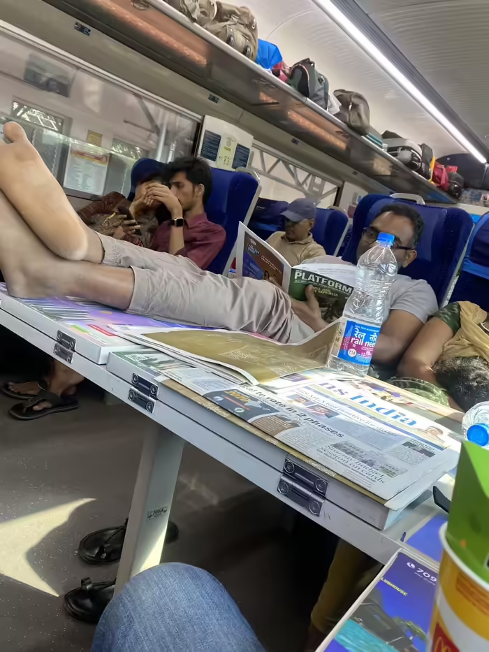“टिकट महंगा, लेकिन तहज़ीब सस्ती!” वंदे भारत में यात्री ने ट्रे पर रखा पैर, सोशल मीडिया पर भड़के लोग