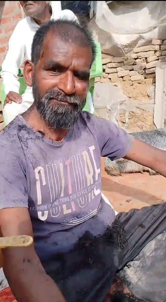 ‘मरा समझकर छोड़ दी थी उम्मीद’; बेटे को देखते ही मां की आंखों से आंसुओं की झड़ी, 16 सालों की टीस हुई खत्म लखनऊ की कलावती को आखिरकार उनका बेटा मिल गया। बेटे को उनलोगों ने मरा समझकर मिलने की उम्मीद छोड़ दी थी। ईश्वर ने मां की पुकार आखिरकार सुन ली। लखनऊ: मां के लिए पुत्र हमेशा बच्चा रहता है, चाहे वह कितना भी बड़ा क्यों न हो जाए। अगर वह बिछड़ता है और फिर मां के सामने आता है तो फिर भावनाओं का तूफान उमड़ने लगता है। कुछ ऐसा ही उत्तर प्रदेश की राजधानी लखनऊ के मलिहाबाद में देखने को मिला। 16 साल से लापता बेटा जैसे ही अपने घर पहुंचा। उसे देखते ही मां और भाई की भावनाएं आंखों से बह निकली। तीनों आपस में लिपटकर खूब रोए। मां ने बेटे को मृत मानकर दिल पर पत्थर रख लिया था। लेकिन, बेटे को सामने देखकर खुशी इतनी हुई कि उन्हें देखने वाले लोग भी भावुक हो गए। क्या है पूरी घटना? मलिहाबाद के रहने वाले 44 वर्षीय शिवनाथ रविवार दोपहर अचानक अपने घर पहुंचे। वह 16 साल पहले घर से मजदूरी करने के लिए निकले थे। घर से ऐसे गए, वापस ही नहीं लौटे। महीने-साल गुजरते गए। परिवार इंतजार करता रहा। मां कलावती देवी और भाई वीरेंद्र कुमार उनका इंतजार करते रहे। पिता ने बेटे की याद में अंतिम सांस ले ली। मां-भाई ने मान लिया था कि शिवनाथ अब इस दुनिया में नहीं हैं। लेकिन, रविवार को वे अचानक घर लौट आए। शिवनाथ ने बताया कि वह मजदूरी करने घर से निकले थे। इसी क्रम में मेरठ में एक व्यापारी ने उन्हें भैंसों के तबेले में काम करने के लिए बंधक बना लिया था। वह उन्हें रुपये भी नहीं देते थे। शिवनाथ के गायब होने के बाद लोगों ने मरा मानकर थाने में रिपोर्ट तक नहीं दर्ज कराई थी। शिवनाथ ने बताई पूरी कहानी रहीमाबाद के रूसेना खेड़ा गांव के रहने वाले शिवनाथ करीब 16 साल पहले घर से निकले थे। हरदोई के एक साथी के साथ वे मजदूरी करने मुजफ्फरनगर पहुंचे। वहां उन्होंने एक ठेकेदार के पास दो माह तक काम किया। दिहाड़ी नहीं मिलने पर वहां से शिवनाथ भाग निकले। मेरठ में टोल के पास शिवाया गांव के राजेंद्र चौधरी उन्हें अपने साथ ले गए। शिवनाथ का आरोप है कि राजेंद्र चौधरी का बेटा राहुल चौधरी ने उन्हें बंधक बना लिया। मजदूरी के रुपये भी नहीं देता था। भैंसों के दूध निकालने से लेकर गोबर उठाने तक का काम उनसे कराया जाता था। ऐसे हुए फरार शिवनाथ ने बताया कि उनके साथ हरदोई का रिंकू भी काम करता था। वह शिवनाथ को घर जाने के लिए रोता देखता था। उसने रहम करके शिवनाथ को 500 रुपये दिए। इसके बाद शिवनाथ ने वहां से भागने का फैसला किया। घर की दीवार फांदकर वे मेरठ रेलवे स्टेशन पहुंचे। ट्रेन से वे आलमनगर स्टेशन पहुंचे। इसके बाद रविवार को पैदल वे अपने घर वापस पहुंचे। भाई ने कहा, केस करेंगे शिवनाथ के भाई वीरेंद्र कुमार का कहना है कि हमारा भाई वापस आ गया है, हमलोग काफी खुश हैं। घर में त्योहार जैसा माहौल है। मां कलावती की पुकार भगवान ने सुन ली। उन्होंने कहा कि भाई जब काफी समय तक नहीं लौटे तो पिता परमेश्वर उन्हें खोजने मुजफ्फरनगर गए थे। वहां शिवनाथ नहीं मिले। इसके बाद रहीमाबाद चौकी में शिकायत की गई, लेकिन कोई पता नहीं चला। भाई ने कहा कि हमलोगों ने तो आस ही छोड़ दी थी। उन्होंने कहा कि अब इस मामले में हम गांव के प्रतिनिधियों के साथ थाने जाकर मामले की शिकायत दर्ज कराएंगे। हालांकि, मामले को लेकर रहीमाबाद इंस्पेक्टर अरुण कुमार त्रिगुनायक का कहना है कि अभी तक इस प्रकार के मामले की कोई सूचना थाने को नहीं मिली है।