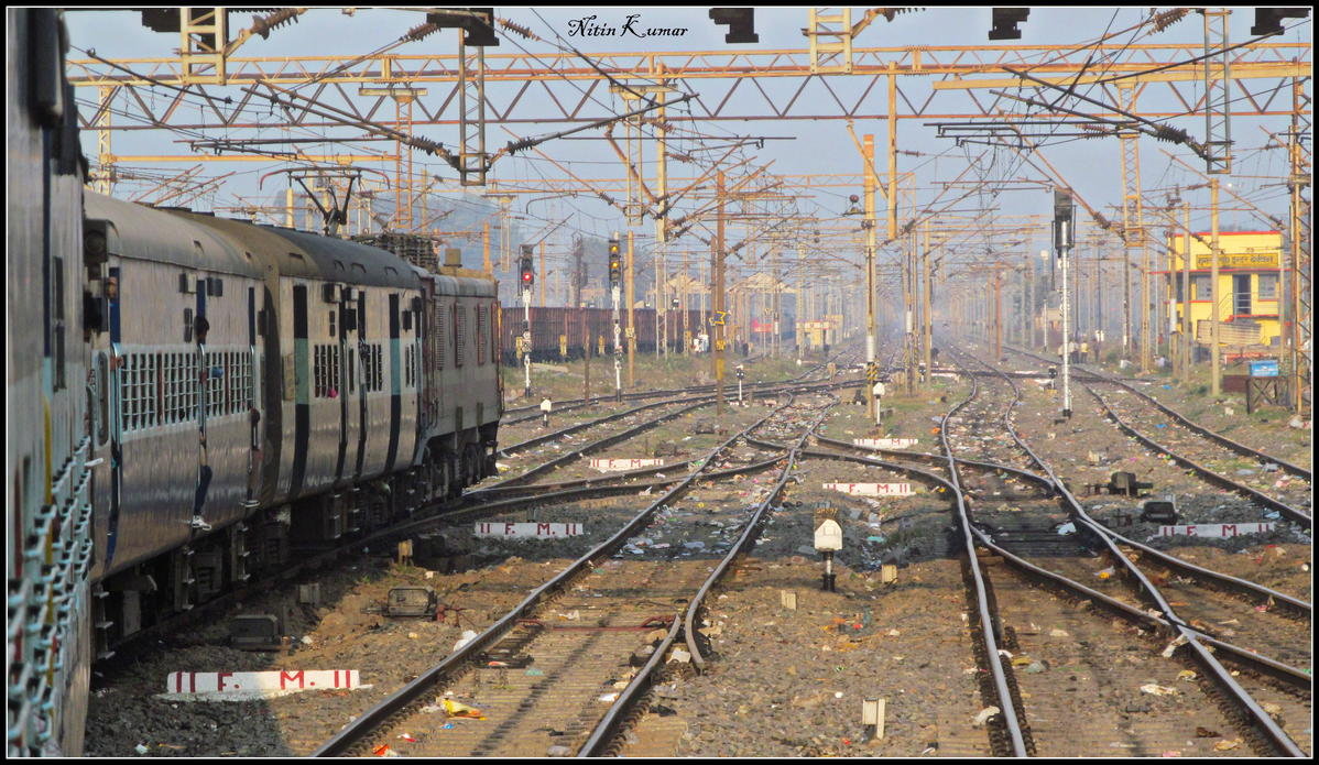 दिल्ली-हावड़ा रूट पर स्पीड का नया रिकॉर्ड! 180 किमी/घंटा ट्रायल की तैयारी 🔵 English Headline New Era of Speed on Delhi–Howrah Route: 180 km/h Trial Planned by Indian Railways 📰 खबर देश के सबसे व्यस्त रेल मार्ग Delhi–Howrah Rail Route पर अब रफ्तार का नया इतिहास लिखने की तैयारी है। Indian Railways के तहत पंडित दीनदयाल उपाध्याय (DDU) मंडल 180 किमी प्रति घंटे की स्पीड से ट्रेनों का ट्रायल करने जा रहा है। 🚄 कहां होगा स्पीड ट्रायल? 📍 रूट: Pt. Deen Dayal Upadhyay Junction → मानपुर (गया) कुल लंबाई: ~205 किमी पहले 160 किमी/घंटा के सफल ट्रायल हो चुके अब 180 किमी/घंटा का बड़ा परीक्षण 👉 यह भारतीय रेलवे के लिए एक ऐतिहासिक उपलब्धि मानी जा रही है 🛠️ हाईस्पीड के लिए क्या बदलाव हुए? स्पीड बढ़ाने के लिए बड़े स्तर पर अपग्रेडेशन किया गया है: ✔ ट्रैक मॉडर्नाइजेशन ✔ दोनों तरफ सुरक्षा फेंसिंग ✔ एडवांस सिग्नलिंग सिस्टम ✔ Kavach System (टक्कर रोकने की तकनीक) 📊 कितना बड़ा है यह प्रोजेक्ट? कुल 412 किमी ग्रैंड कॉर्ड सेक्शन शामिल राज्य: यूपी, बिहार, झारखंड कई सेक्शन पर काम लगभग पूरा 🚅 यात्रियों को क्या फायदा? 👉 दिल्ली से हावड़ा की दूरी (~1450 किमी) ➡️ सिर्फ 12 घंटे में पूरी करने का लक्ष्य 👉 तेज और सुरक्षित यात्रा 👉 समय की बड़ी बचत 👉 व्यापार और इंडस्ट्री को बढ़ावा 🚆 वंदे भारत को मिलेगा फायदा इस प्रोजेक्ट के बाद 👉 Vande Bharat Express जैसी ट्रेनों को और तेज गति से चलाया जा सकेगा ⚠️ रेलवे की अपील ट्रायल के दौरान ट्रैक से दूरी बनाए रखें प्लेटफॉर्म बदलने के लिए फुटओवर ब्रिज का उपयोग करें सुरक्षा नियमों का पालन करें 📌 निष्कर्ष 👉 भारतीय रेलवे अब हाईस्पीड युग की ओर तेजी से बढ़ रहा है 👉 180 किमी/घंटा ट्रायल देश के इंफ्रास्ट्रक्चर में बड़ा बदलाव साबित होगा 🔍 SEO Keywords Delhi Howrah High Speed Train, Indian Railways 180 kmph Trial, Kavach System India, Mission Raftaar रेलवे, Vande Bharat Speed Upgrade 📢 Hashtags #Lucknow #LucknowKhabar #UttarPradesh #UttarPradeshNews #IndianRailways #HighSpeedTrain #VandeBharat #MissionRaftaar