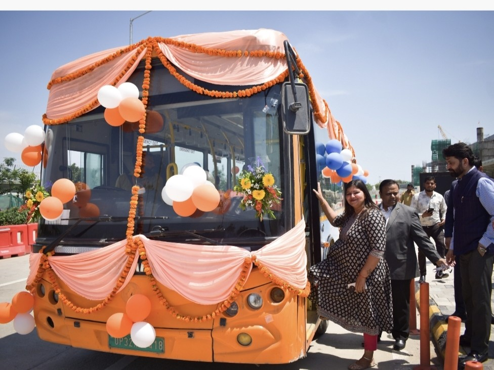 लखनऊ एयरपोर्ट से 6 धामों के लिए सीधी AC बसें: अब अयोध्या, काशी, प्रयागराज जाना हुआ आसान