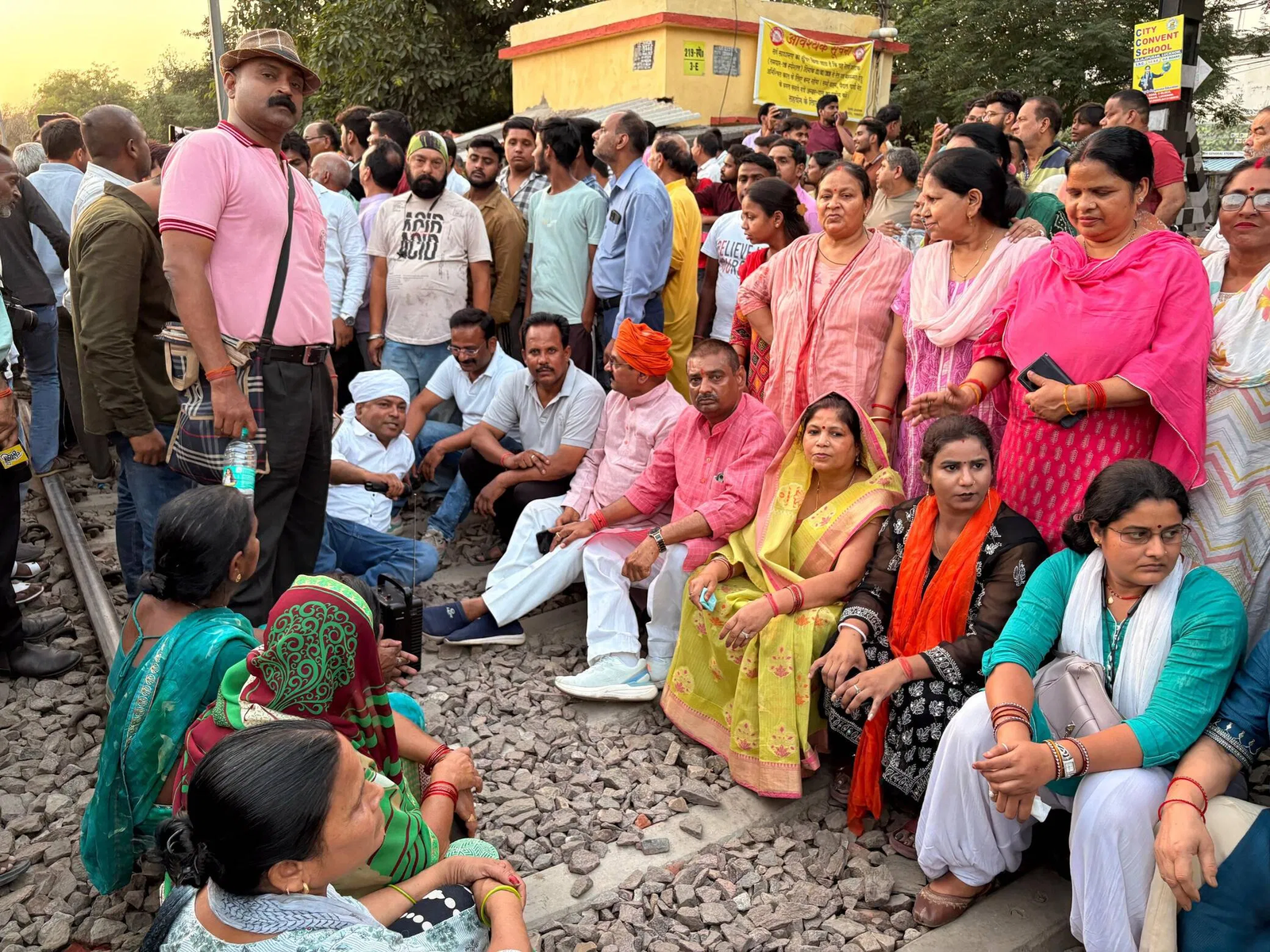 जलालपुर रेलवे क्रॉसिंग बंद होने से फूटा गुस्सा! जाम से परेशान लोगों का प्रदर्शन, जल्द खोलने का मिला आश्वासन