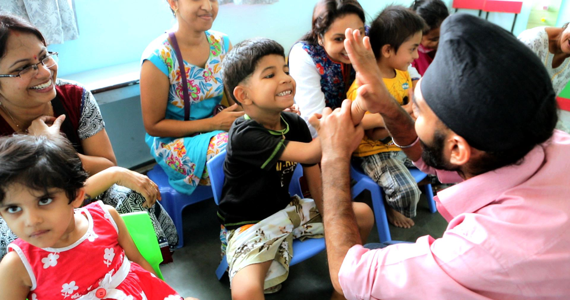 बच्चा बार-बार एक ही बात दोहराए तो हो जाएं सतर्क, ऑटिज्म के हो सकते हैं संकेत: विशेषज्ञ