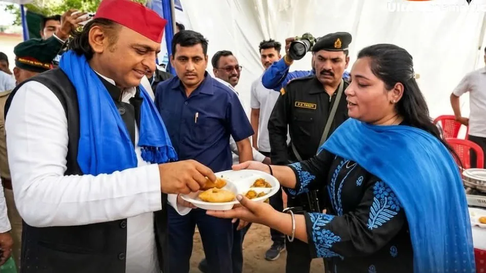 सफाई कर्मी के ट्रांसफर पर सियासत तेज, अखिलेश यादव बोले- “छोटी बहन के यहां पूड़ी क्या खा ली…”